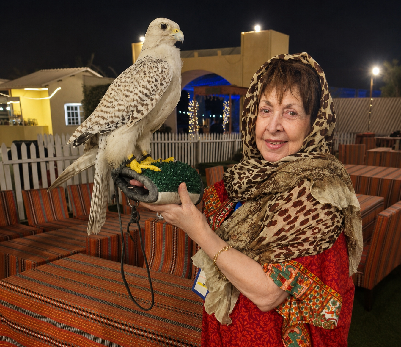 Marlene Galeazzi segurando um falcão durante uma experiência noturna em Dubai.